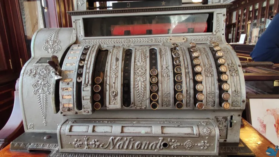 Секреты красоты: история косметики в старинной аптеке Пеля